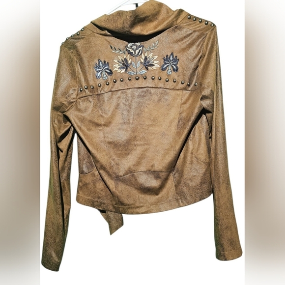 Shyanne Tan Faux Leather Jacket with Studded Shoulders Size Small EUC 19 PTP - Picture 2 of 4